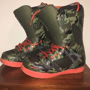 Thirty two snowboard boots like new